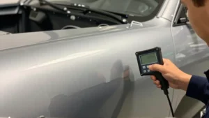 Pomiar lakieru na stali i aluminium – dlaczego podłoże ma znaczenie